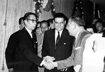 Díaz Ordaz y Ernesto P. Uruchurtu saludan al diputado Everardo Gamiz, líder del Sindicato de Trabajadores del entonces Departamento del Distrito Federal, en 1965. Foto: Fototeca Nacional del INAH