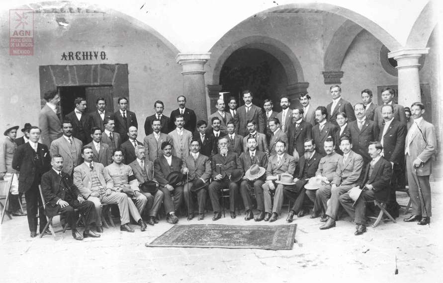 Los constituyentes de 1917. Al centro, Venustiano Carranza. Foto del Archivo General de la Nación.