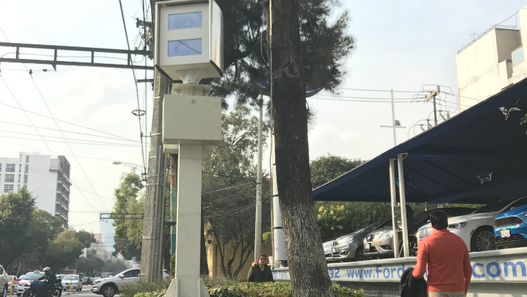 Equipo electrónico para captar imágenes cuando se realizan infracciones al reglamento de tránsito, en la esquina de Eje 8 y Universidad, en la Ciudad de México. Foto: José Soto Galindo