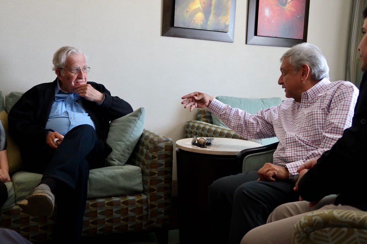 Noam Chomsky conversa con Andrés Manuel López Obrador. Foto tomada de la cuenta de Twitter de AMLO @lopezobrador_