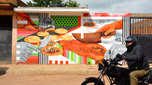 Alejandro Rodríguez, pintor de Arandas, plasmó este mural en honor al taco en la calle Rubén Plascencia, que es la arteria principal del pueblo. Foto: Francisco Vázquez Mendoza