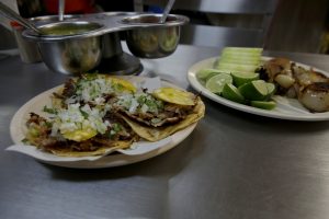 Tacos de pastor, preparados en Don Frank. Foto: Adriana Hernández