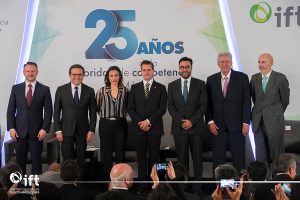 Al centro de la imagen, el presidente Enrique Peña Nieto, acompañado a su derecha por Alejandra Palacios Prieto, presidenta de la Cofece, y a su izquierda por Gabriel Contreras Saldívar, presidente del Ift.