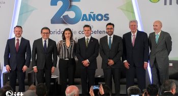 Al centro de la imagen, el presidente Enrique Peña Nieto, acompañado a su derecha por Alejandra Palacios Prieto, presidenta de la Cofece, y a su izquierda por Gabriel Contreras Saldívar, presidente del Ift.