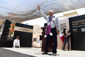El presidente López Obrador, de visita en Nayarit el 11 de mayo de 2019, prometió desarrollar infraestructura para entregar servicios de electricidad e internet a las comunidades de Jesús María, municipio de El Nayar. Foto: lopezobrador.org.mx