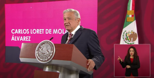 El presidente López Obrador, en conferencia de prensa el 25 de abril, cuando volvió a mencionar al periodista Carlos Loret de Mola y exhibir su supuesto patrimonio económico. Foto: Gobierno de México