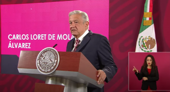 El presidente López Obrador, en conferencia de prensa el 25 de abril, cuando volvió a mencionar al periodista Carlos Loret de Mola y exhibir su supuesto patrimonio económico. Foto: Gobierno de México