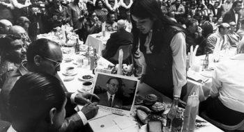 El presidente Luis Echeverría Alvarez durante el desayuno en la Escuela Normal Urbana, en Pachuca, Hidalgo, en 1971. Foto: Archivo Fotográfico de la Revista Hoy. Mediateca INAH