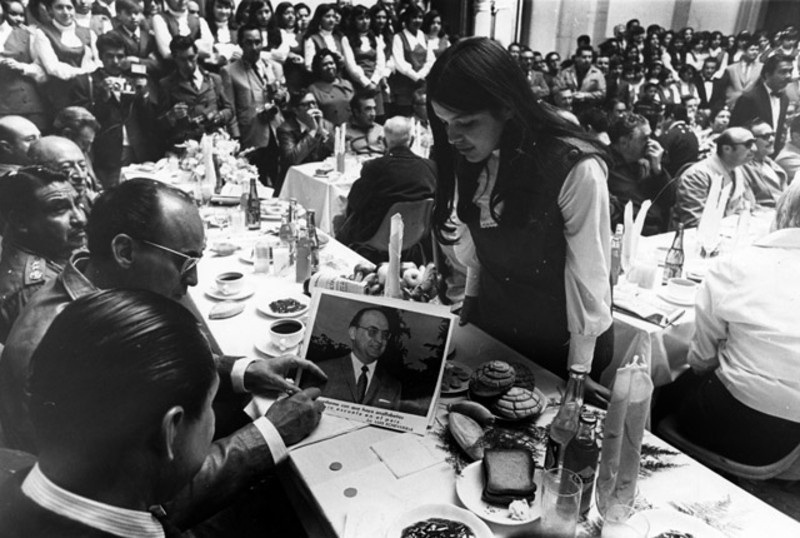 El presidente Luis Echeverría Alvarez durante el desayuno en la Escuela Normal Urbana, en Pachuca, Hidalgo, en 1971. Foto: Archivo Fotográfico de la Revista Hoy. Mediateca INAH