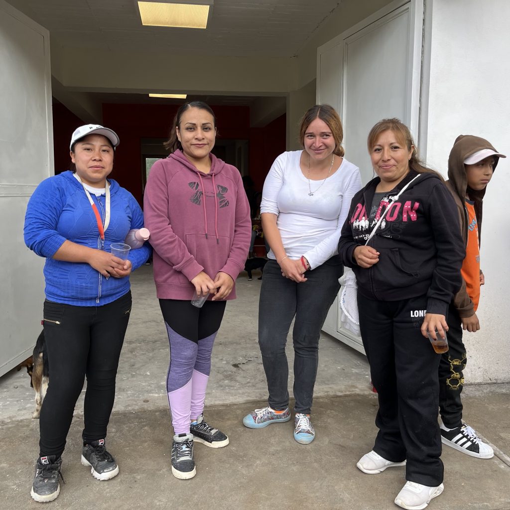 Brenda (26 años), María de la Luz (40), Monse (31) y Lourdes (40), mamás de niñas y niños que acuden al centro comunitario de Utopía AC en la colonia Escalerillas, en Chimalhuacán. Foto del 1 de septiembre de 2022. Foto: JSG