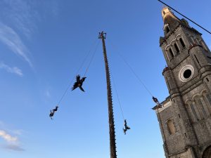 Los voladores de Cuetzalan, Puebla, el 2 de octubre de 2022. Foto: JSG