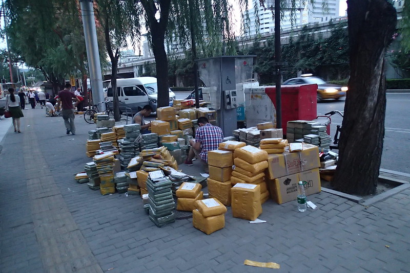 Personal de empresas de paquetería en Beijing. Foto: bfishadow / Flickr