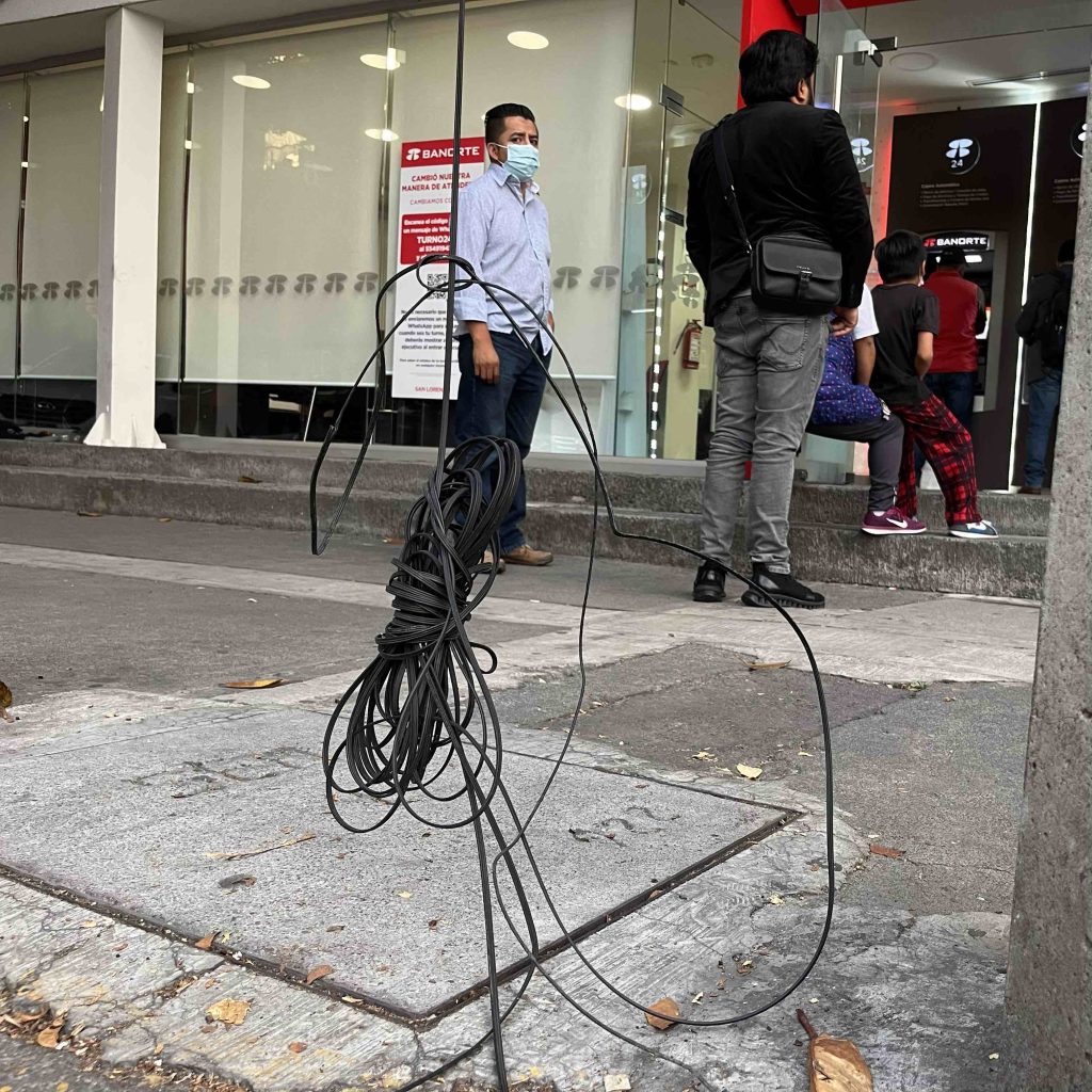 #LosCablesNoSeTocan. El IFT contra el espacio público. Marañas de cables suspendidos en la vía pública. Fotos: JSG