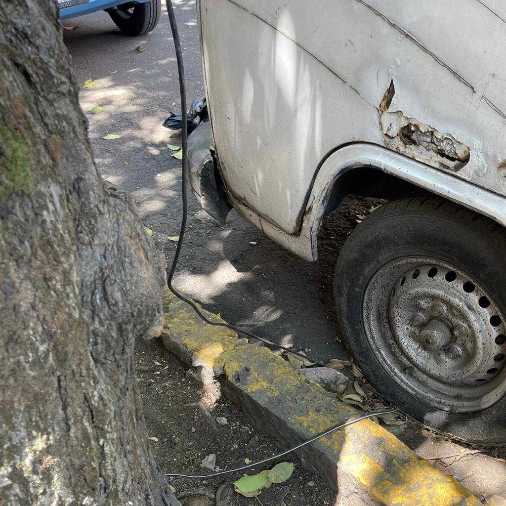 Fotos de los lectores de Economicón con las marañas de cables mal puestos en la vía pública.