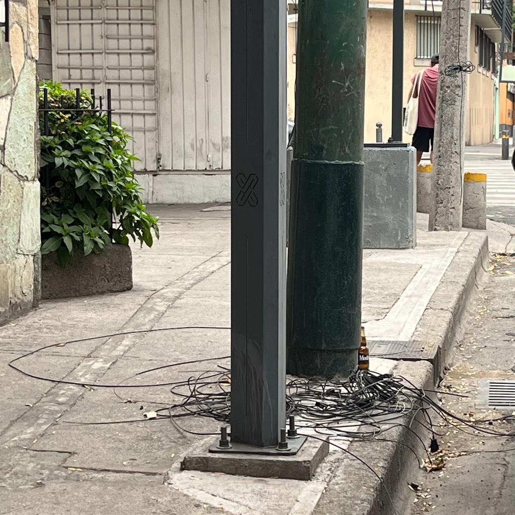 Fotos de los lectores de Economicón con las marañas de cables peligrosos y mal puestos en la vía pública.