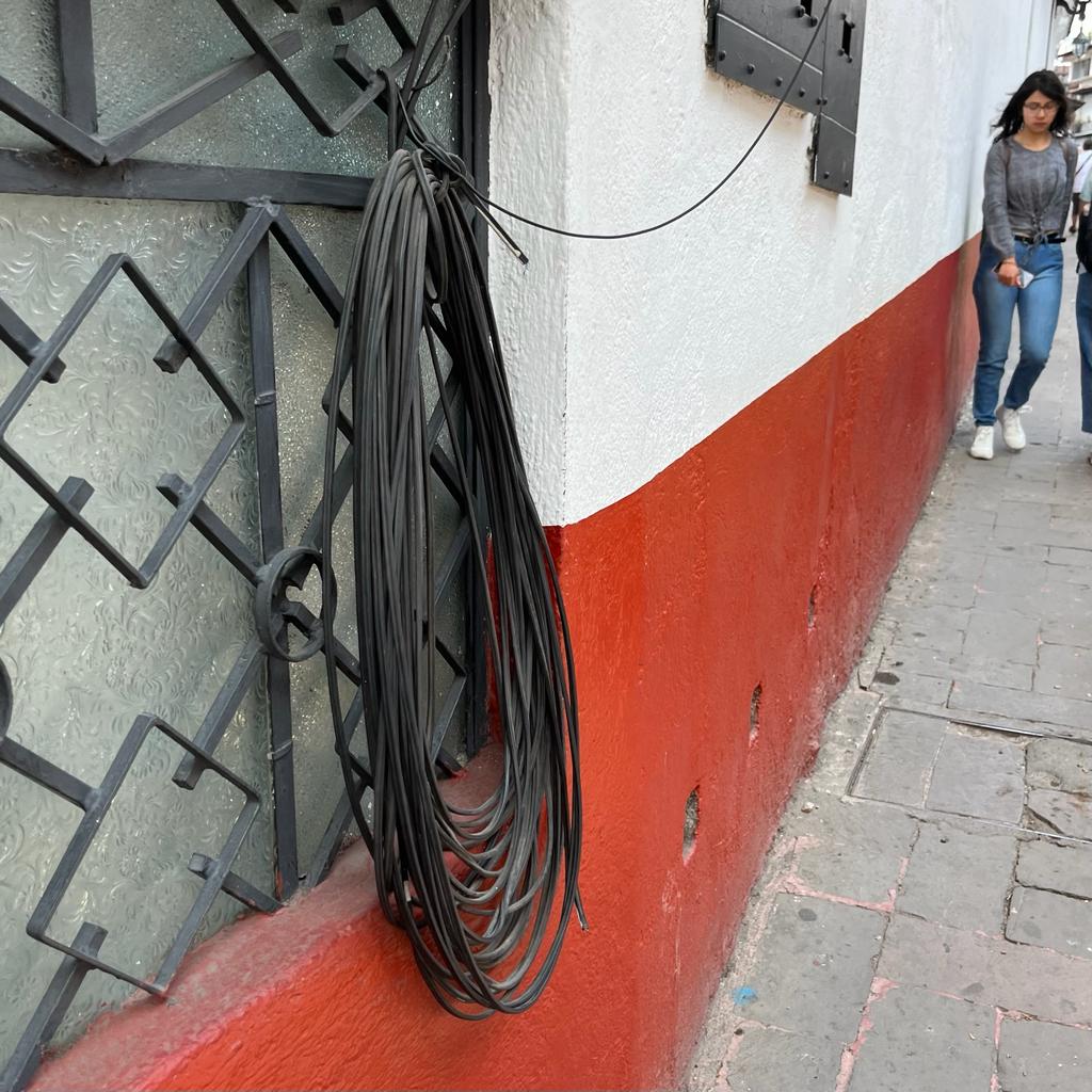 Fotos de los lectores de Economicón con las marañas de cables peligrosos y mal puestos en la vía pública.