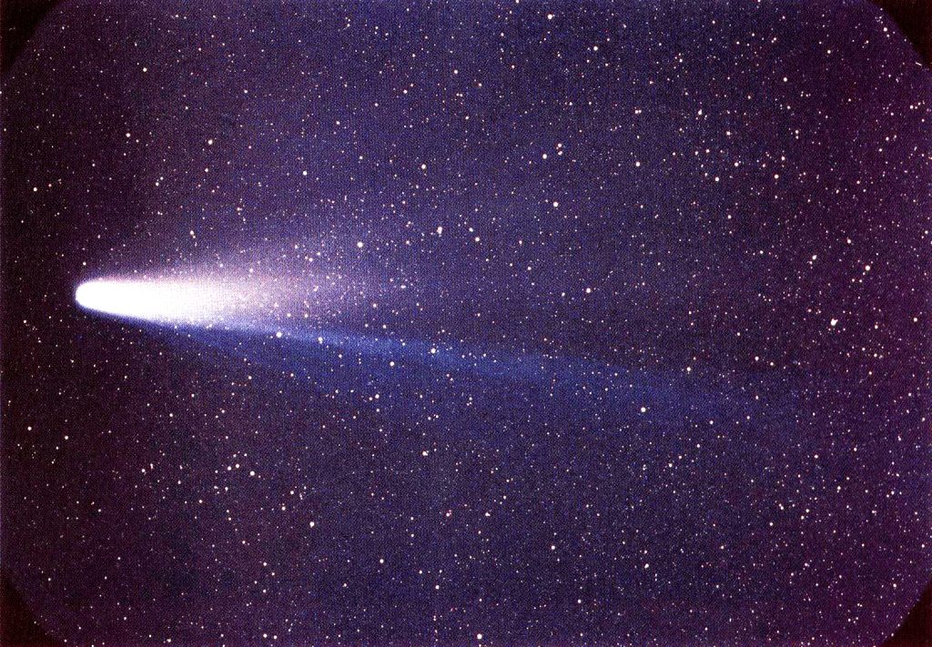 Fotografía del paso del cometa Halley sobre la Tierra en 1986, original de W. Liller.