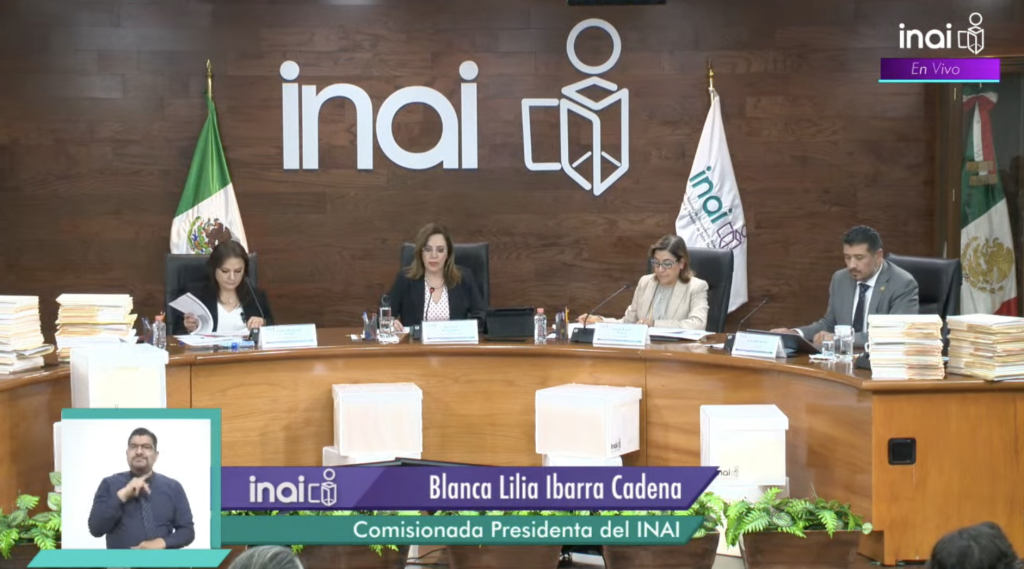 Captura de pantalla de la transmisión de la conferencia de prensa de los comisionados del Inai del 2 de mayo de 2023.
