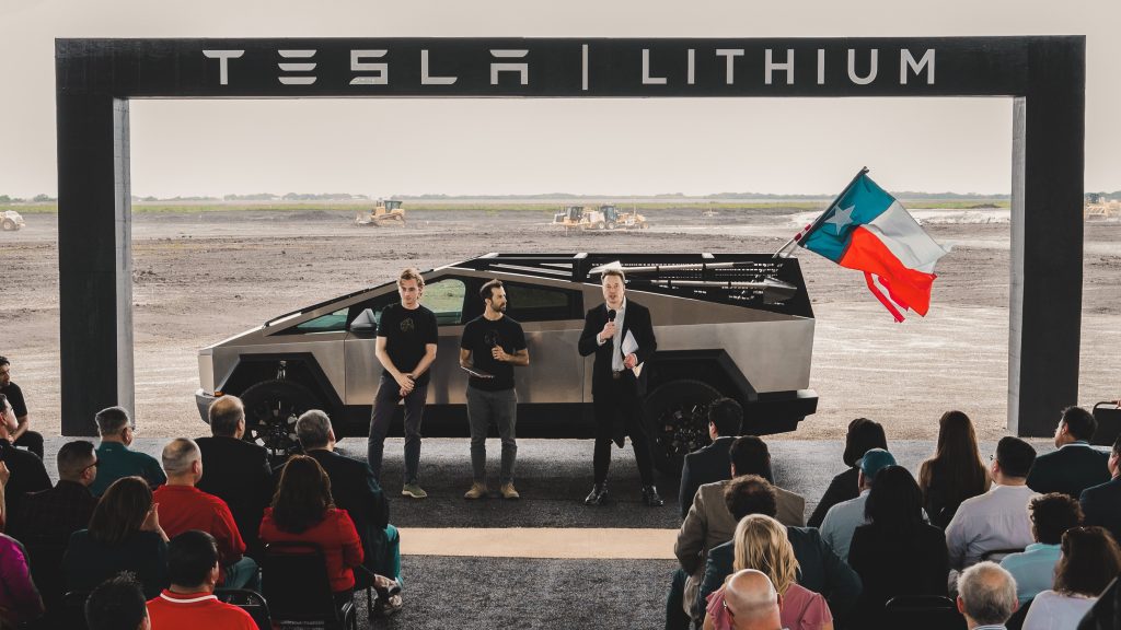 Elon Musk (saco negro y camisa blanca), en una presentación den Tesla en mayo de 2023. Foto: Cortesía Tesla