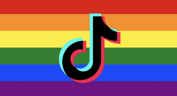 Logotipo de TikTok sobre una bandera LGBT.