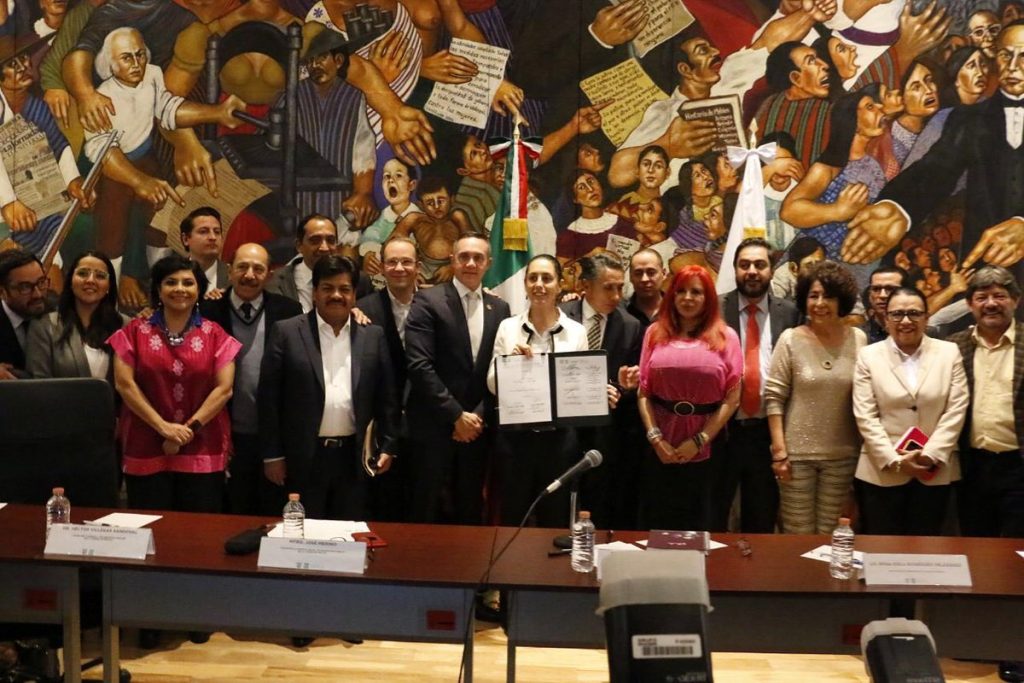 La jefa del Gobierno de la Ciudad de México, Claudia Sheinbaum, celebra con los alcaldes la creación del Sistema Unificado de Atención Ciudadana (SUAC), el 2 de junio de 2019. Foto: Cortesía Gobierno CDMX