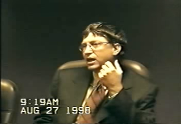 Bill Gates, fundador y presidente de Microsoft, durante el juicio de 1998 (da clic para ir al video). Foto: Wikimedia