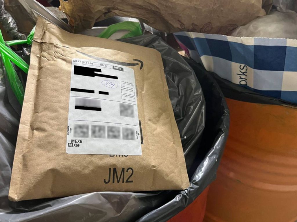 Paquetería de Amazon en la basura. Foto: JSG