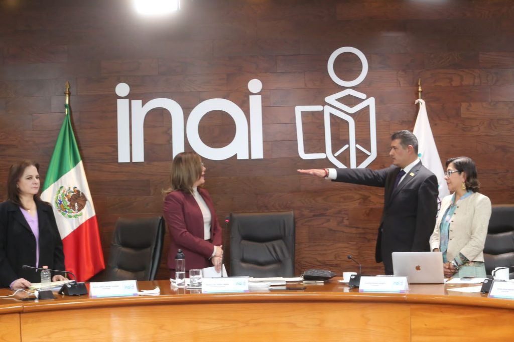 La comisionada Blanca Lilia Ibarra toma protesta al nuevo presidente del Inai, el comisionado Adrián Alcalá Méndez, el 10 de diciembre de 2023. Foto: Cortesía Inai