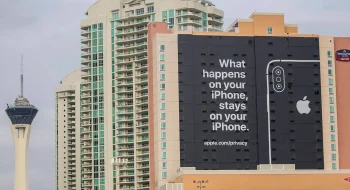 Publicidad de Apple en Las Vegas, durante la feria de tecnología CES de 2019, durante un pulso contra Google por la privacidad de los usuarios. Foto original de Benjamin Hager, para Las Vegas Review-Journal https://www.reviewjournal.com/business/conventions/ces/apple-to-participate-in-ces-2020-1911205/