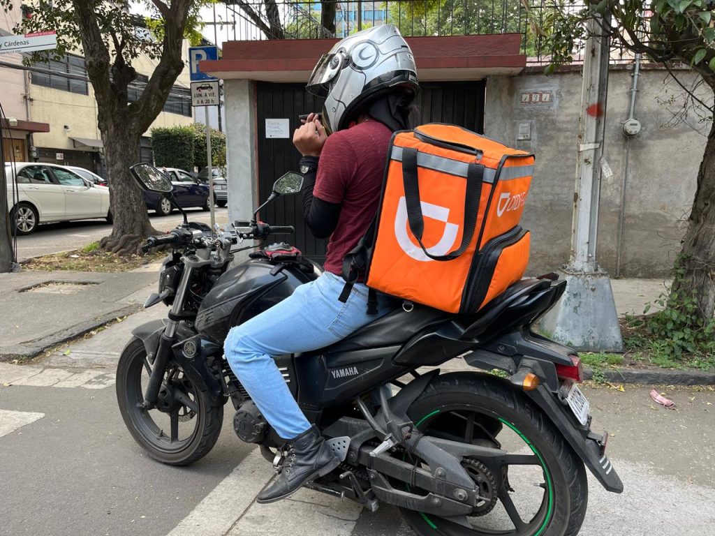 Un repartidor de DiDi Food, un servicio de entrega de comida a domicilio, en una esquina de la Ciudad de México. Foto: JSG