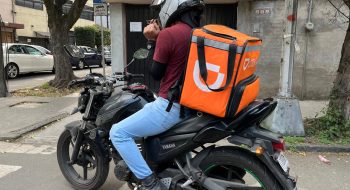 Un repartidor de DiDi Food, un servicio de entrega de comida a domicilio, en una esquina de la Ciudad de México. Foto: JSG