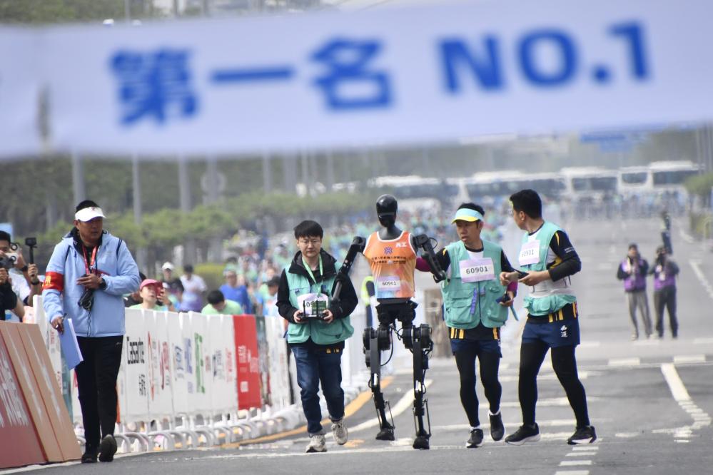 El robot Tiangong Ultra, en el medio maratón de Beijing E-Town, que convocó a robots humanoides el 19 de abril de 2025. Foto de Li Xin para Xinhua https://english.news.cn/20250419/addf34bc442b4dda9255fc3d300a1d17/c.html