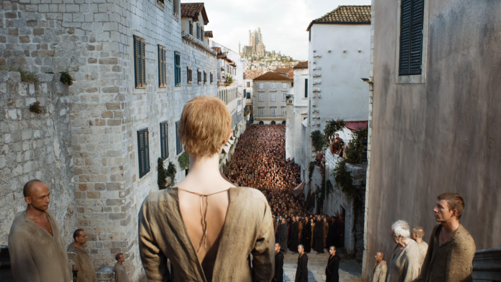 Cersei Lannister (Lena Headey), de Game of Thrones, condenada a caminar desnuda por las calles de King’s Landing, en una escena conocida como “la marcha de la vergüenza”. Crédito: GoT: S05E10, HBO