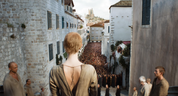 Cersei Lannister (Lena Headey), de Game of Thrones, condenada a caminar desnuda por las calles de King’s Landing, en una escena conocida como “la marcha de la vergüenza”. Crédito: GoT: S05E10, HBO
