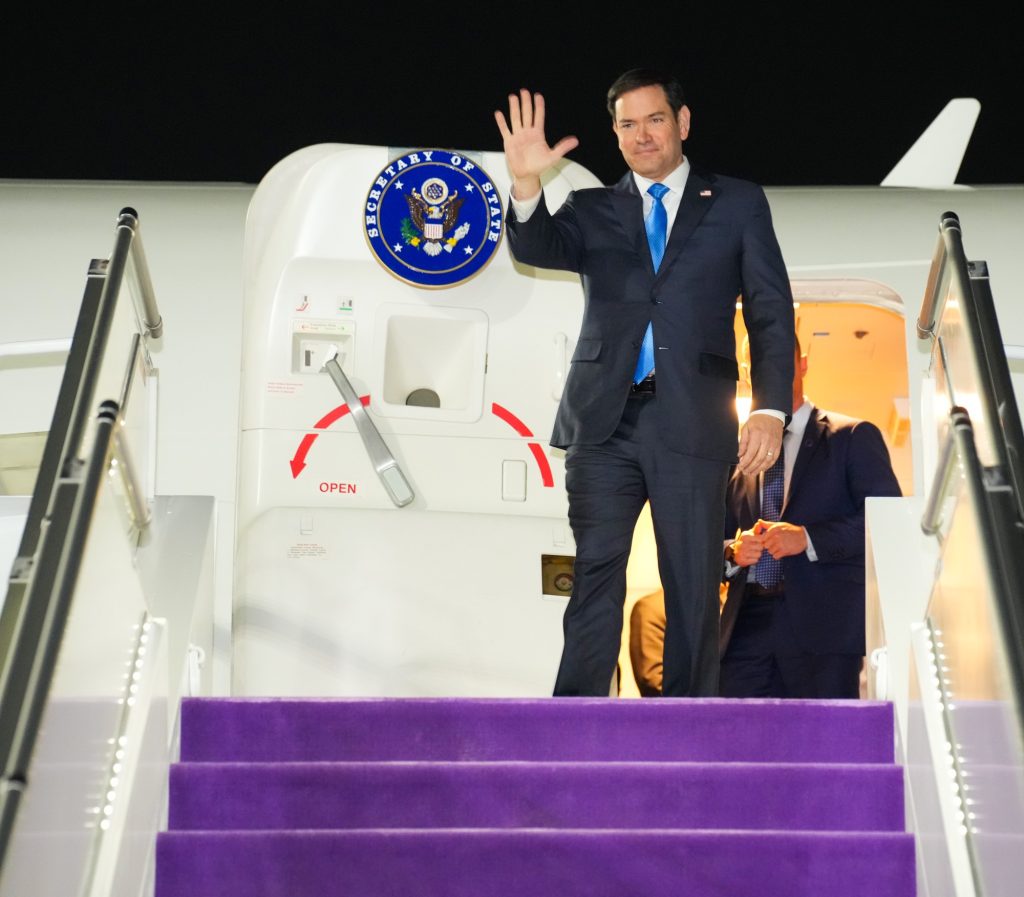 Marco Rubio, secretario de Estado de Estados Unidos, al llegar a Arabia Saudí el 10 de marzo de 2025. Foto: x/@SecRubio https://x.com/SecRubio/status/1899219941125132586