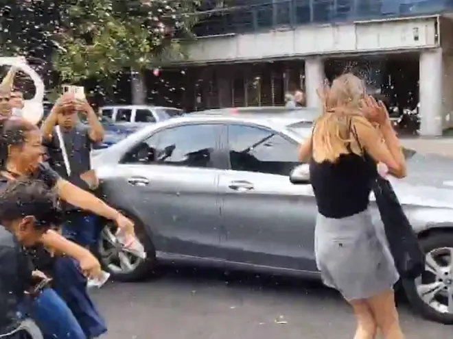Agresiones a una mujer señalada por insultar a un policía vial en la Ciudad de México, al salir de un juzgado el 25 de julio de 2025 donde logró la suspensión provisional de un proceso judicial en su contra por discriminación. Imagen tomada de Excélsior https://www.excelsior.com.mx/comunidad/lady-racista-agredida-audiencia-cdmx-discriminacion-video/1729205