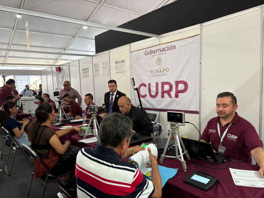 Módulo para tramitar la CURP biométrica durante la Feria de Afores 2025, en el centro de la Ciudad de México, en una imagen del 5 de agosto. Crédito: X / Félix Arturo Arce Vargas (al centro, de corbata a rayas)