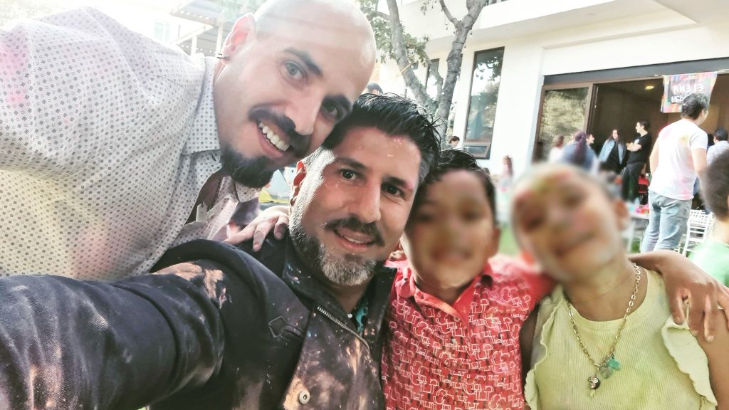 Leonardo Poblete Galván (al centro), en una selfie con su esposo y sus dos hijos. Foto: Cortesía de Poblete Galván