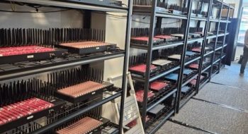 Granja SIM. El Servicio Secreto de Estados Unidos confiscó más de 300 servidores y 100,000 tarjetas SIM en Nueva York, suficientes para enviar 300 millones de mensajes SMS por minuto. Foto: U.S. Secret Service https://www.secretservice.gov/newsroom/releases/2025/09/us-secret-service-dismantles-imminent-telecommunications-threat-new-york
