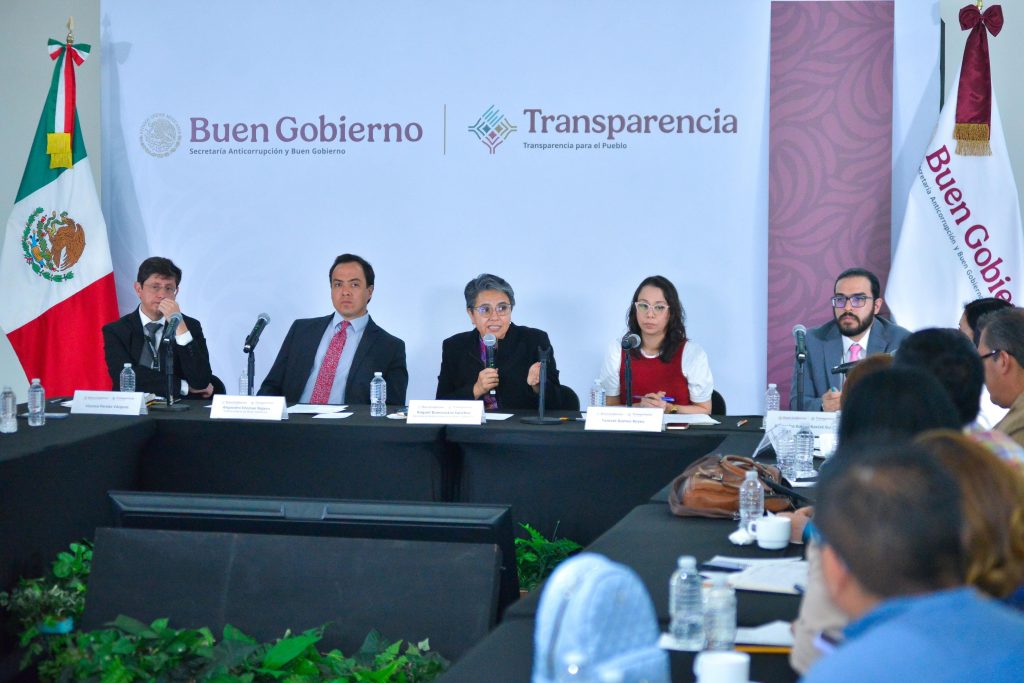 Vicente Peredo Vázquez (primero a la izquierda) durante su presentación como titular de la Unidad de Protección de Datos Personales de la Secretaría Anticorrupción y Buen Gobierno, que encabeza Raquel Buenrostro Sánchez (con el micrófono), en mayo de 2025. Foto: SABG