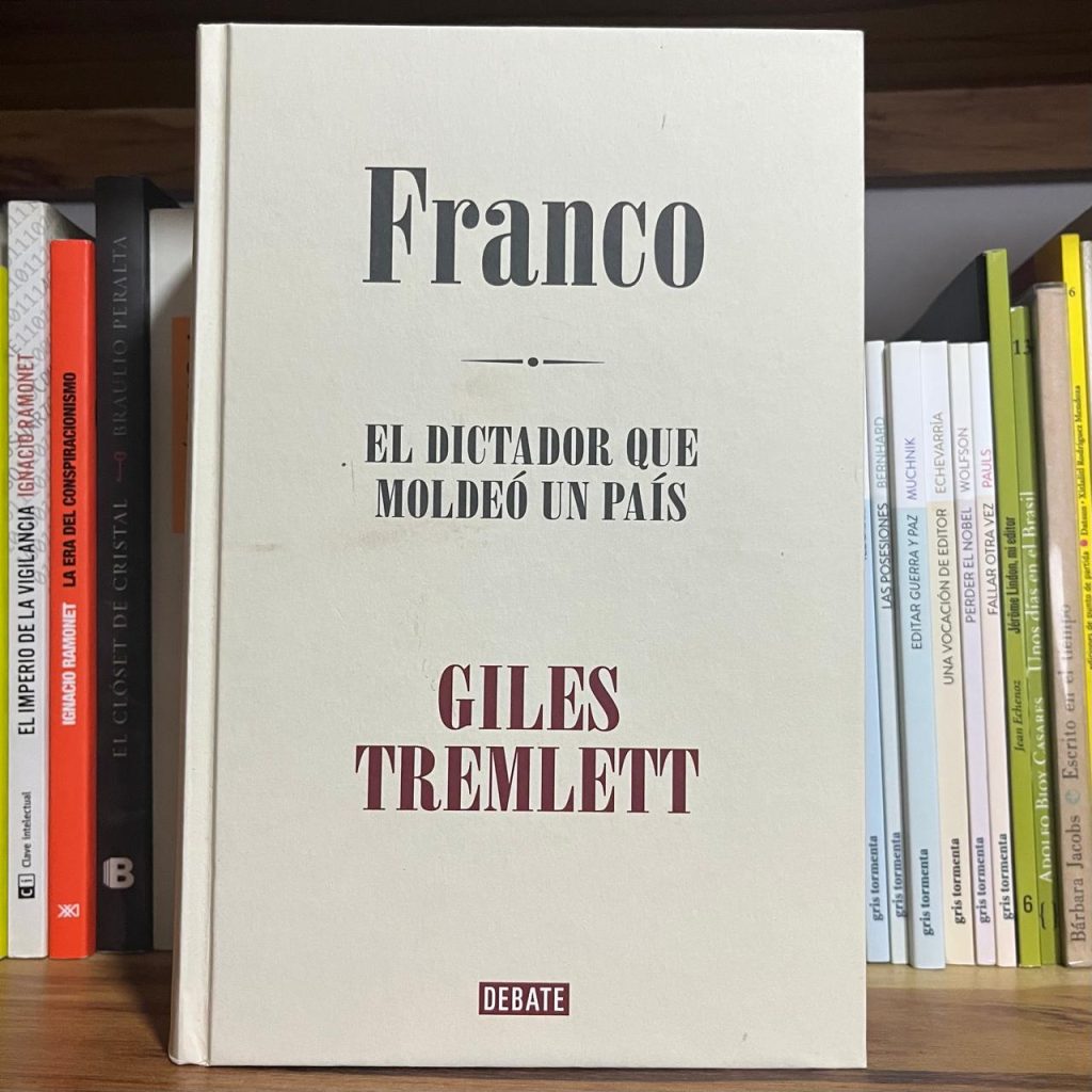 Portada de Franco. El dictador que moldeó un país, de Giles Tremlett (Debate, 2025)
