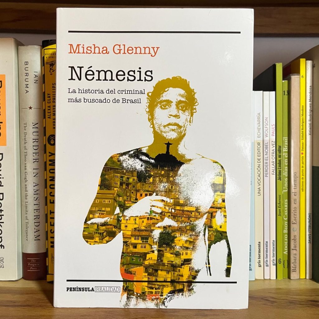 Portada de Némesis. La historia del criminal más buscado de Brasil, de Misha Glenny (Península, 2015)
