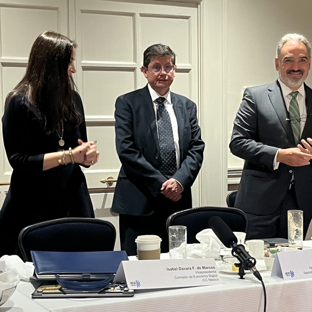 Vicente Peredo Vázquez, flanqueado por Isabel Davara y Miguel Calderón, de la ICC, el 13 de noviembre en la Ciudad de México. Foto: JSG