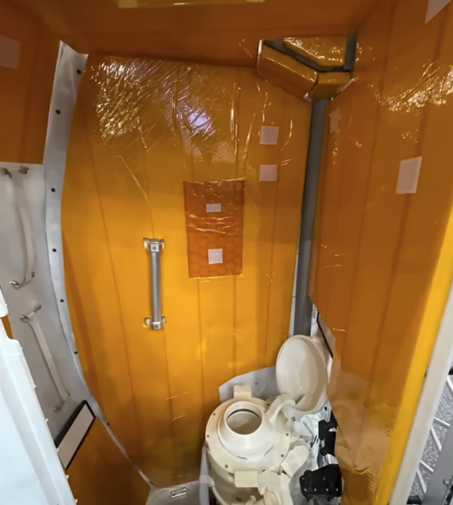 Réplica del sanitario del Artemis II para entrenamiento en el Centro Espacial Johnson. Foto: Canadian Space Agency https://www.youtube.com/watch?v=2ZJ-hDmIJ6c