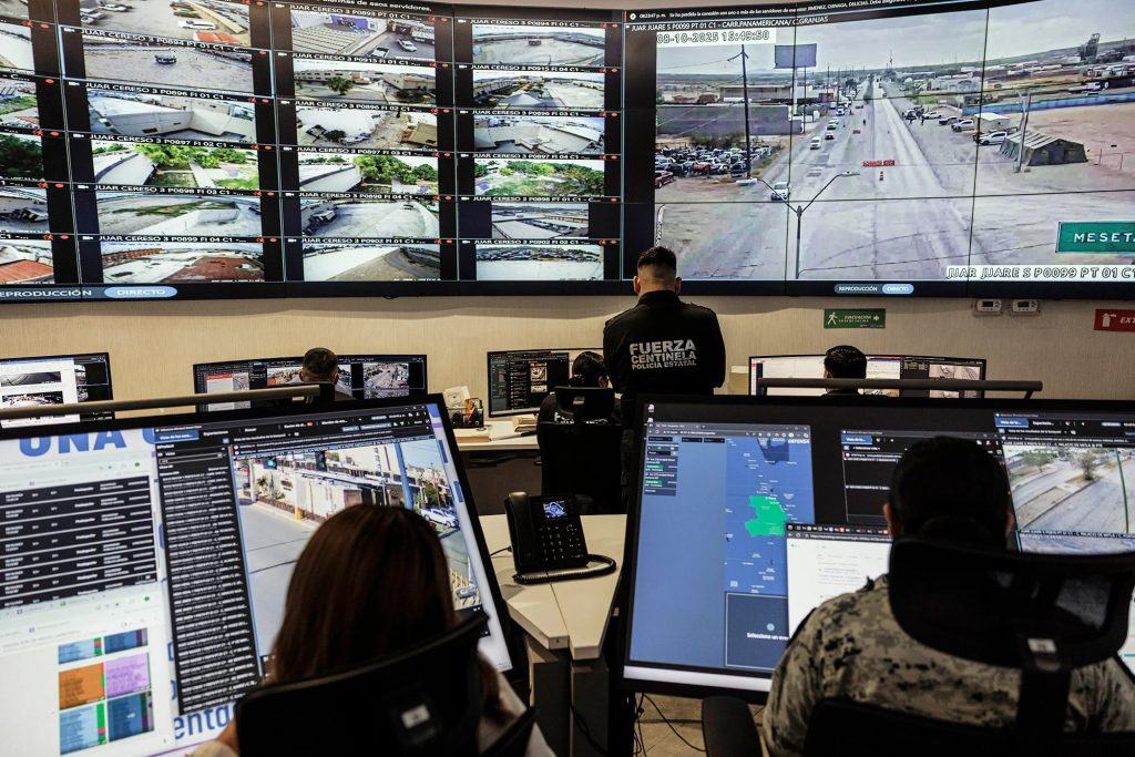Personal de la unidad de monitoreo en el centro de mando C7 del Departamento de Seguridad Pública de Chihuahua en Ciudad Juárez. Foto de Adriana Zehbrauskas para Rest of World https://restofworld.org/2026/mexico-seguritech-government-surveillance-profile/es/#translate