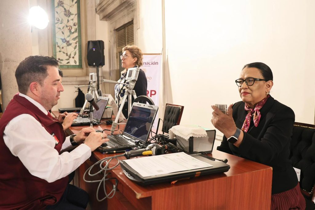 La secretaria de Gobernación, Rosa Icela Rodríguez Velázquez (sentada), durante la captura de sus datos biométricos para su CURP, en abril de 2026. Foto: Félix Arturo Arce https://x.com/R2D2ARCE/status/2043870863900991707/photo/2