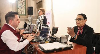La secretaria de Gobernación, Rosa Icela Rodríguez Velázquez (sentada), durante la captura de sus datos biométricos para su CURP, en abril de 2026. Foto: Félix Arturo Arce https://x.com/R2D2ARCE/status/2043870863900991707/photo/2