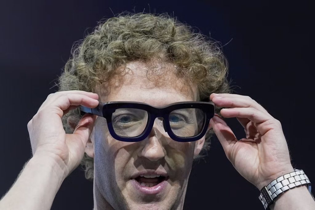 Vote for Pedro. Mark Zuckerberg, fundador de Meta, con sus gafas inteligentes. Foto de Godofredo A. Vasquez para la AP