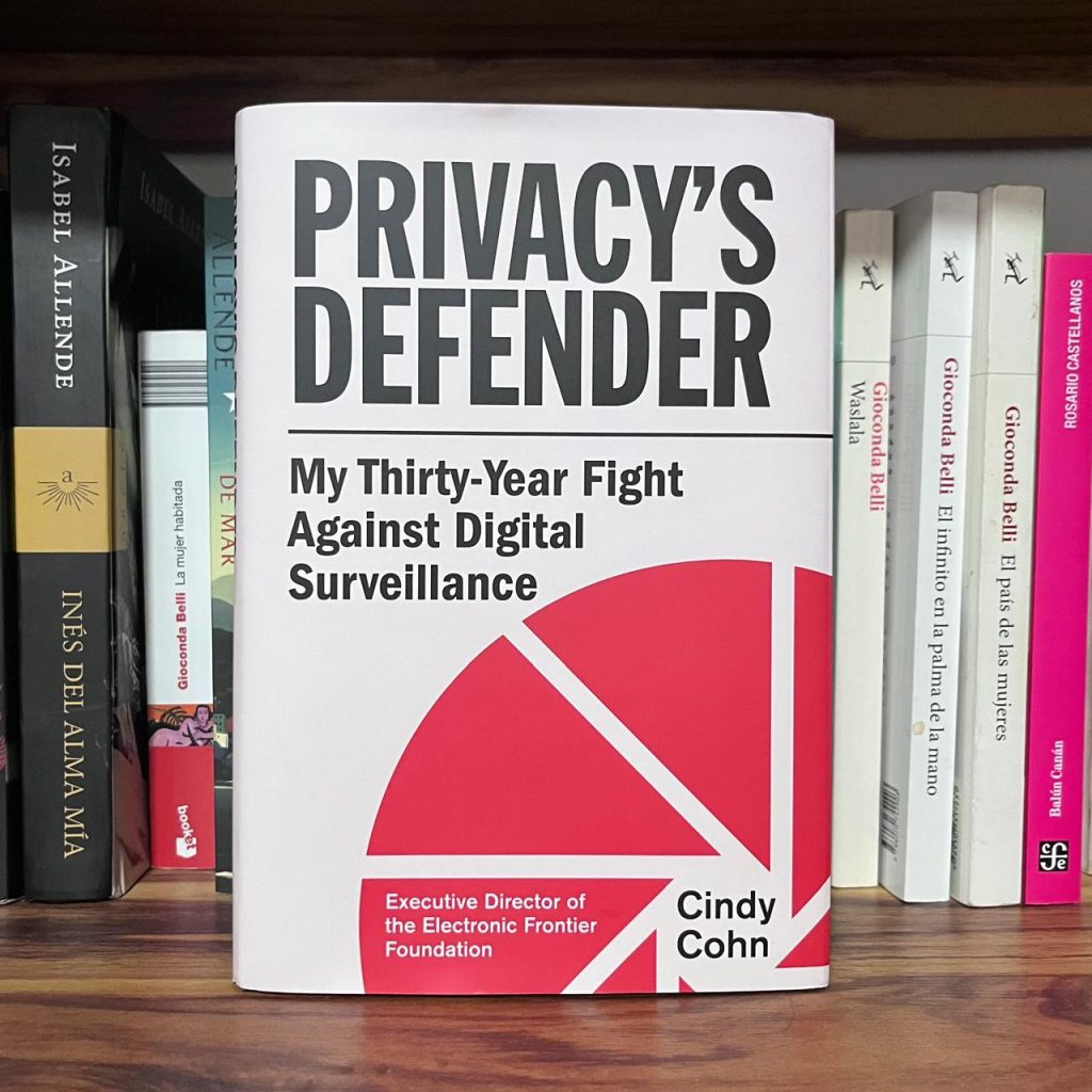 Portada del libro Privacy’s defender. My thirty-year fight against digital surveillance de Cindy Cohn (The MIT Press, 2026) https://amzn.to/4vyvHT4