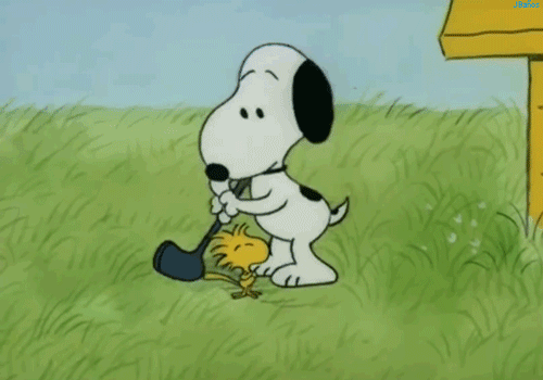 Snoopy jugando al golf con Woodstock.
